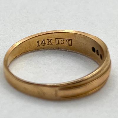 LOT 164J: 14K Gold Ring with Diamond Chips - Size 7 - 2.5 gtw