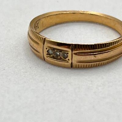 LOT 164J: 14K Gold Ring with Diamond Chips - Size 7 - 2.5 gtw