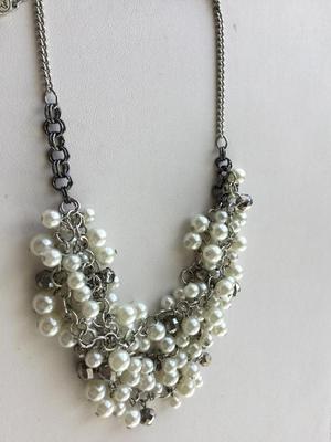 Beautiful marked faux pearl collar statement necklace