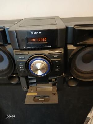 Sony stereo system model HCD-ECT091P with remote control and external antenna Sony speakers