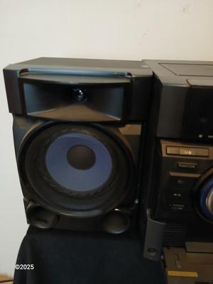 Sony stereo system model HCD-ECT091P with remote control and external antenna Sony speakers