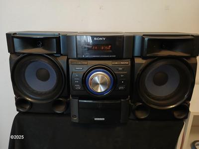 Sony stereo system model HCD-ECT091P with remote control and external antenna Sony speakers