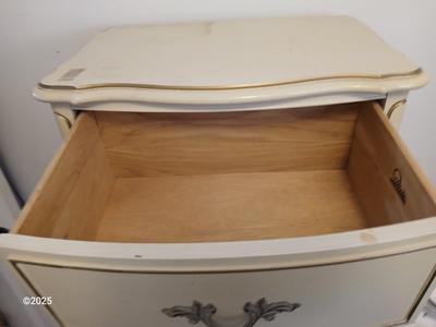 Vintage two drawer night stand comminde