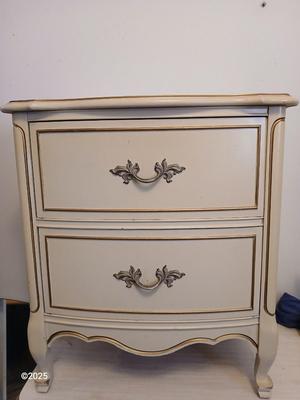 Vintage two drawer night stand comminde