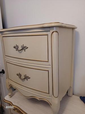 Vintage two drawer night stand comminde