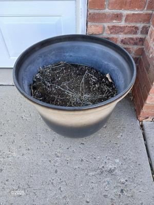 21" Dura plastic planter / flowerpot (1 of 2)