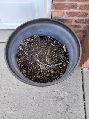 21" Dura plastic planter / flowerpot (1 of 2)