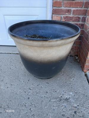21" Dura plastic planter / flowerpot (1 of 2)