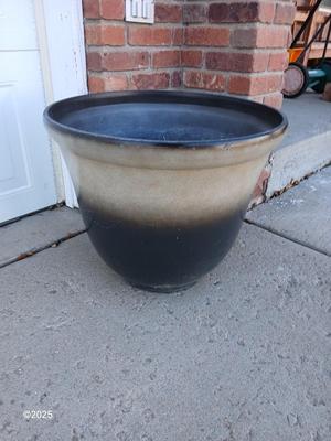 21" Dura plastic planter / flowerpot (1 of 2)