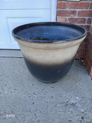 21" Dura plastic planter / flowerpot (1 of 2)