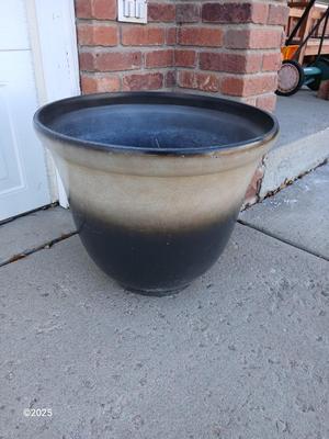21" Dura plastic planter / flowerpot (1 of 2)