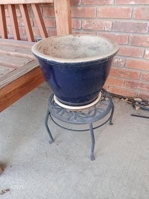 Nice ceramic planter / flowerpot on a metal stand