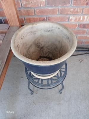 Nice ceramic planter / flowerpot on a metal stand