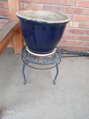 Nice ceramic planter / flowerpot on a metal stand