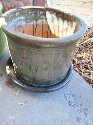 Green glazed ceramic planter / flowerpot with basin