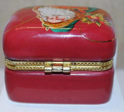 Santa Claus with Gifts Hinged "A Christmas to Remember 2004" ©HMK. LIC. Jewelry Trinket Box 2½" x 2" x 2"