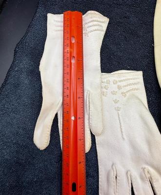 Antique Suede Ladies Gloves white and.cream