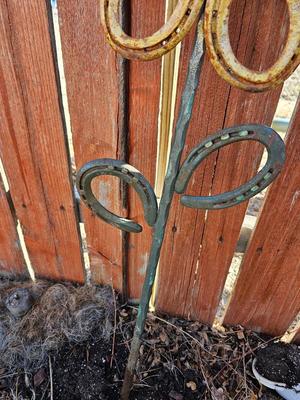 Metal Horseshoe flower with shepherd's hook