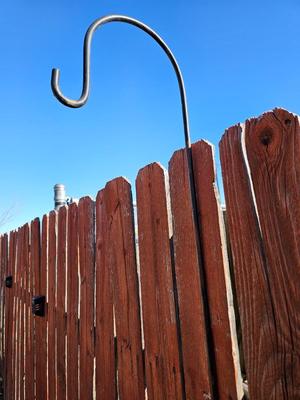 Metal Horseshoe flower with shepherd's hook