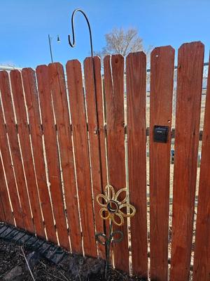 Metal Horseshoe flower with shepherd's hook