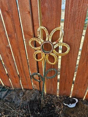 Metal Horseshoe flower with shepherd's hook