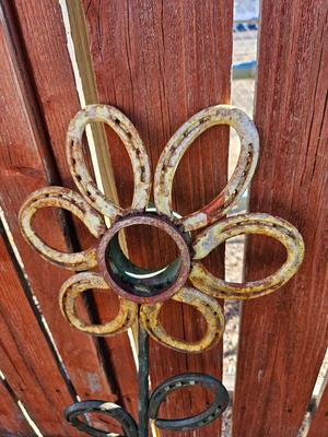 Metal Horseshoe flower with shepherd's hook