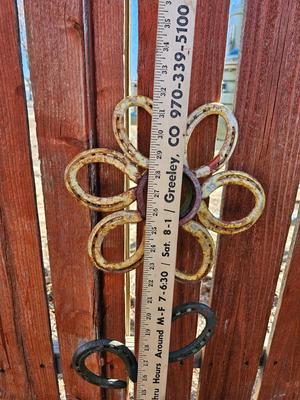 Metal Horseshoe flower with shepherd's hook