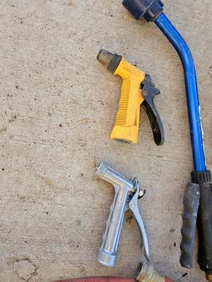 Assortment of watering attachments - sprinkler - watering wands - with short hose