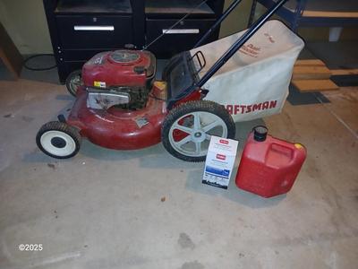 Craftsman 6.5 horsepower Briggs & Stratton 21" Mower Mulcher with bag, oil, and gas can