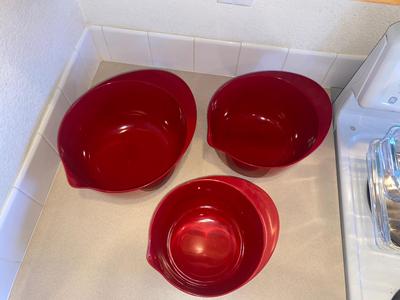 3 BATTER BOWLS AND 2 GLASS BAKING DISHES