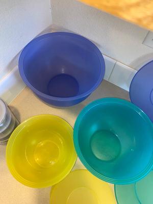 PLASTIC NESTING BOWLS WITH LIDS, MEASURING CUP, FUNNELS AND MINI MIXING BOWLS