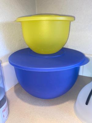 PLASTIC NESTING BOWLS WITH LIDS, MEASURING CUP, FUNNELS AND MINI MIXING BOWLS