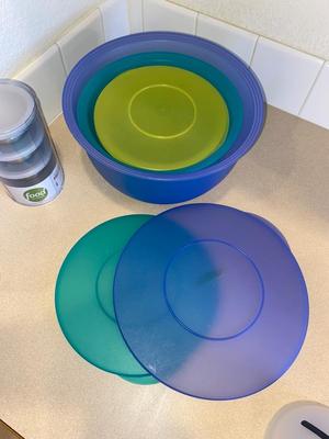 PLASTIC NESTING BOWLS WITH LIDS, MEASURING CUP, FUNNELS AND MINI MIXING BOWLS