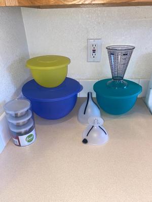 PLASTIC NESTING BOWLS WITH LIDS, MEASURING CUP, FUNNELS AND MINI MIXING BOWLS