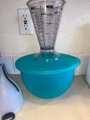 PLASTIC NESTING BOWLS WITH LIDS, MEASURING CUP, FUNNELS AND MINI MIXING BOWLS