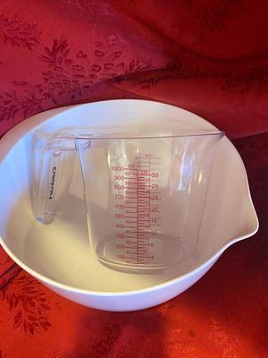 MIXING BOWLS, LIQUID MEASURING CUPS, AND GLASS BAKING DISH