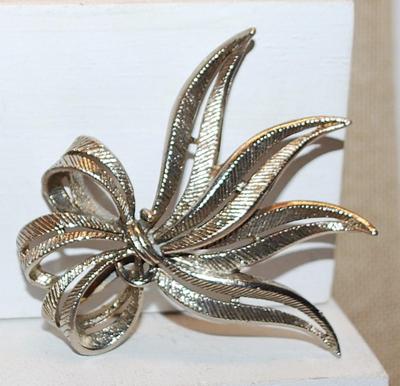 VINTAGE 1950's or 1960's "Ribbon Leaves" Silver Tone BROOCH (2½" x 2½")