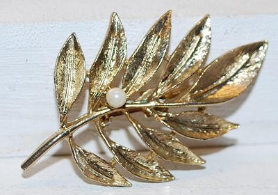 Brushed Gold Tone "Leaf Branch" BROOCH (2½" x 1½") with Single Faux White Pearl