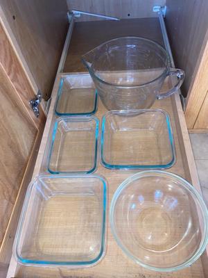 PYREX DISHES AND 2 QUART GLASS MEASURING CUP