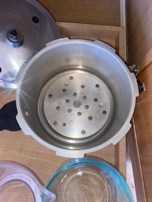 PRESTO PRESSURE COOKER, SERVING/SLASH MIXING BOWLS, AND AN OKO LIQUID MEASURING CUP