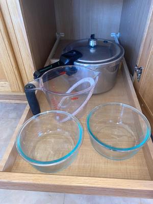 PRESTO PRESSURE COOKER, SERVING/SLASH MIXING BOWLS, AND AN OKO LIQUID MEASURING CUP