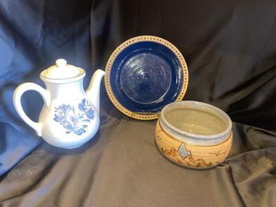 PFALTZGRAFF COFFEE POT, SIGNED POTTERY PIE PAN AND SIGNED BOWL