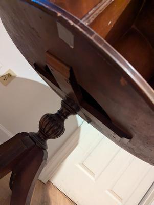 Round Federal Style Mahogany Table