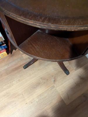 Round Federal Style Mahogany Table