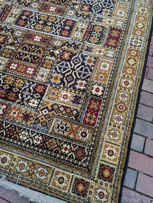 Approx 97 1/2" x 69" Area Rug