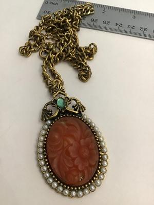 Beautiful Carved Type Cameo Pendant Fashion