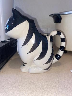 KEURIG COFFEE MAKER, KITTY CREAMER, AND TWO DIFFERENT COFFEE POD HOLDERS
