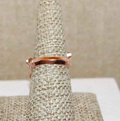 Size 7 ½ Triple Flower Petals Brilliant Stones Party Ring on a Glittery ROSE GOLD Tone Band (7.0g)