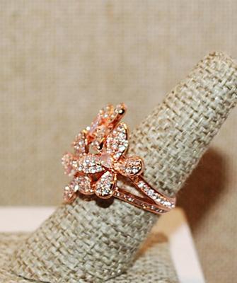 Size 7 ½ Triple Flower Petals Brilliant Stones Party Ring on a Glittery ROSE GOLD Tone Band (7.0g)