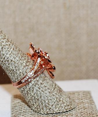 Size 7 ½ Triple Flower Petals Brilliant Stones Party Ring on a Glittery ROSE GOLD Tone Band (7.0g)